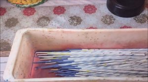 Крашу трубочки краской для яиц