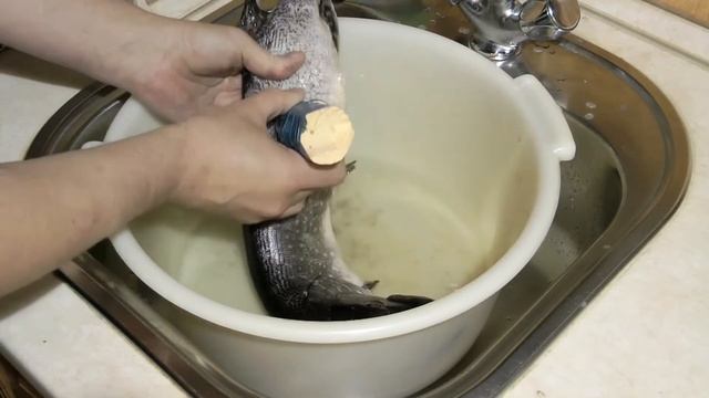 Самодельная рыбочистка в работе.