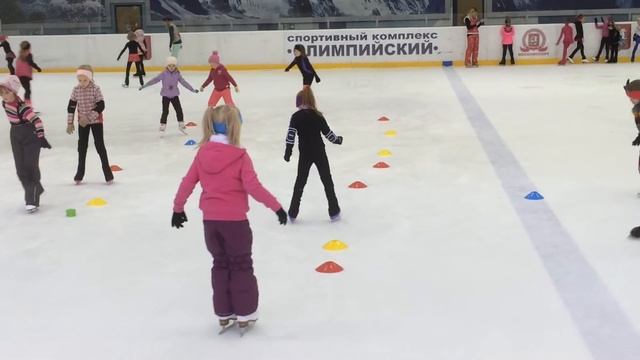 Арина на катке. Фонарики смотреть онлайн