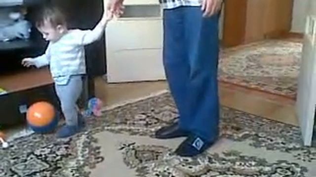 Тимур с дедом играют в мяч, Тима-открыватель и закрыватель дверей смотреть онлайн