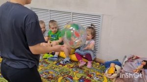 😀Учимся владеть мячом: бросать,  ловить,  поднимать над головой,  держать перед собой 🏐