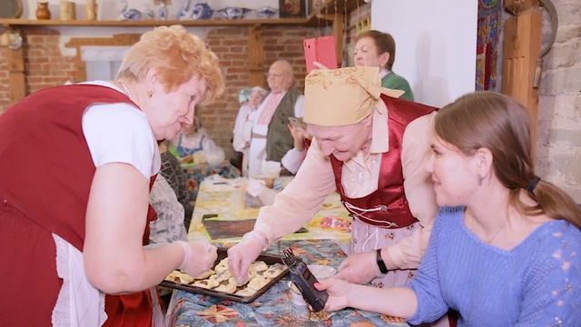 "День пирогов". Участники проекта "Семейные встречи" знакомились с выпечкой разных народов России.