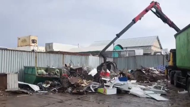 Процесс вывоза металлолома на стадии погрузки (Москва, ВАО)