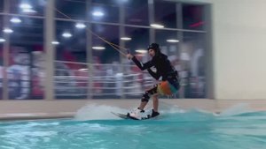 ВЕЙКБОРД В БАССЕЙНЕ: ЧЕМУ НАУЧАТ ЗА ОДНУ ТРЕНИРОВКУ? | МОКРЫЙ ЭКСПЕРИМЕНТ