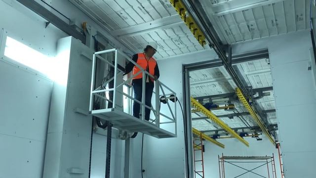Испытания подъемника для оператора в камере окраски, производство V-color смотреть онлайн