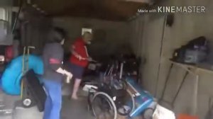 Злой дед ловит змею и запер майкла