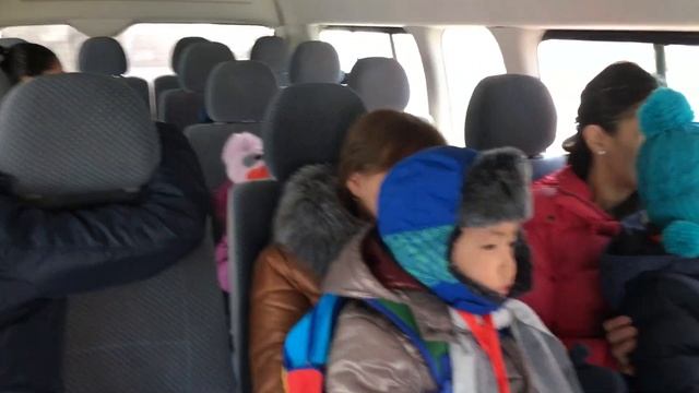 Умар едет на экскурсию:) он в голубой шапке в 1м ряду смотреть онлайн