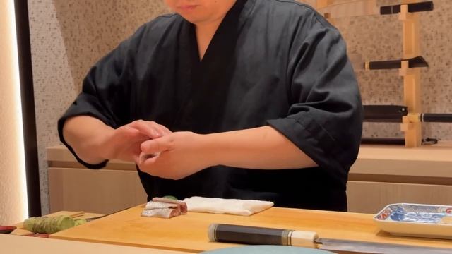 江戸前鮨と日本酒のペアリングを堪能。白木の温もり溢れる空間で癒しのひと時を - 鮨ひろうみ - 【東京】
