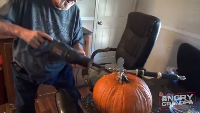 ЗЛОЙ ДЕД ВЫРЕЗАЕТ ФОНАРИК ИЗ ТЫКВЫ смотреть онлайн