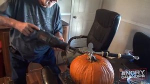 ЗЛОЙ ДЕД ВЫРЕЗАЕТ ФОНАРИК ИЗ ТЫКВЫ