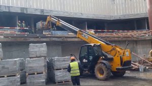 Мощный помощник на стройке: обзор работы телескопического погрузчика JCB 540 170