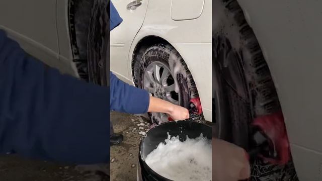 Процесс мойки колёс и арок перед полировкой