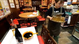 超絶焼きそばラッシュ!7キロ爆量焼きそばが一瞬でなくなる老舗町中華に常連が殺到 丨Egg Fried Rice - Wok Skills in Japan