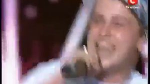 Чувак читает рэп на X фактор 2