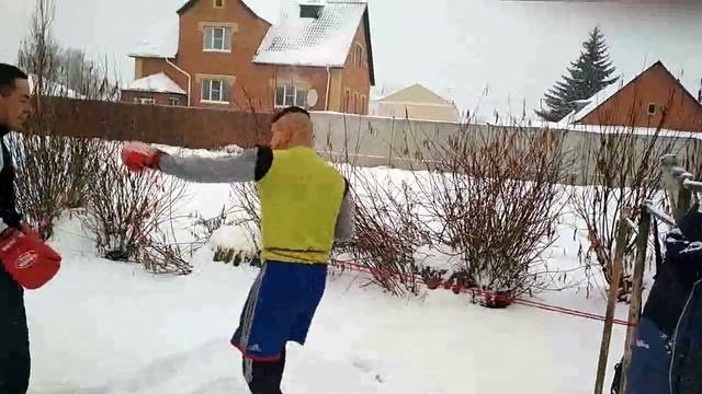 спец .поединок.один привязанный ограничен в в территории боксируем на улице зимой. смотреть онлайн