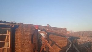 В ОДИНОЧКУ...ПОДНЯТИЕ НА СРУБ  ..ПОЛУТОННОГО БРЕВНА ..ЛИСТВИННИЦА..