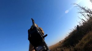 Атмосферные кадры с GoPro Эвакуация раненого бойца ВС России под огнем противника.