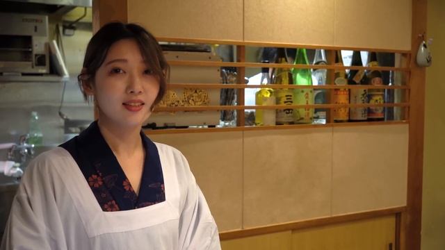 A beautiful proprietress makes exquisite grilled beef tripe. Japanese food. どん蔵 モツ