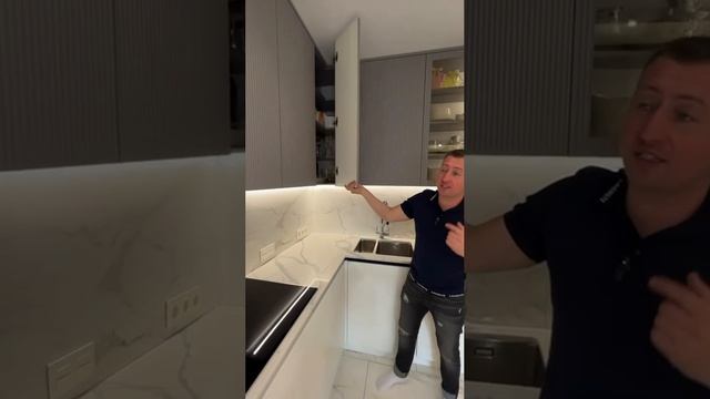 Как практично использовать угловой шкаф на кухне?