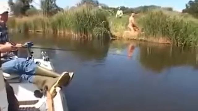 Я ржал не мог! Прикол на рыбалке! ВО ДАЕТ! смотреть онлайн