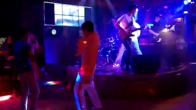 Queen'иkа - Under Pressure (Live cover in Willson pub) смотреть онлайн