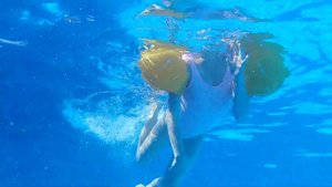 Аня в бассейне