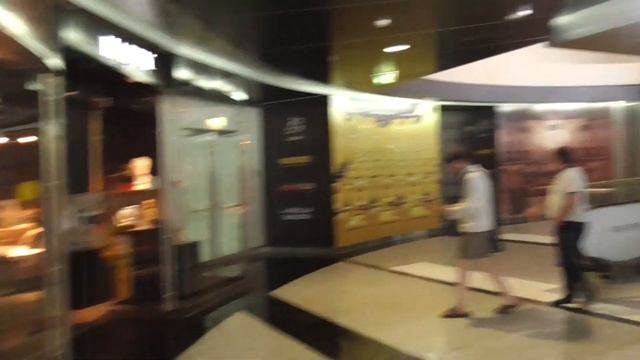 Провинциалы в московском торговом развлекательном центре модный сезон трц на улице охотный ряд днем