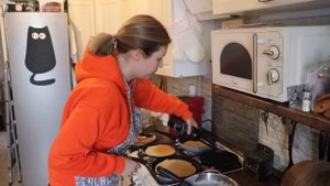 Блины на большую семью. Не кружевные, но быстро, просто, вкусно. О ведах. Готовим с ребенком