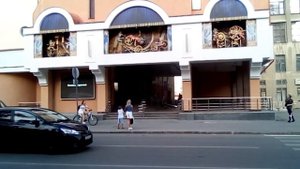 Часы у Театра Кукол в Екатеринбурге