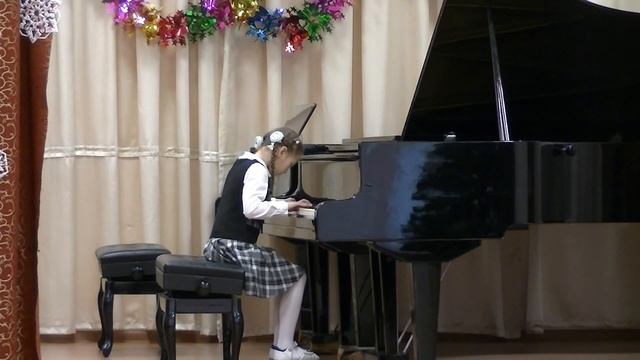Василиса Бусыгина 8 лет, ДШИ №2 г. Ангарск, И.С. Бах - Менуэт ре минор смотреть онлайн