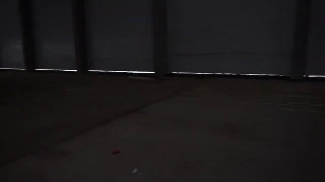 Как разматывают композитную арматуру: трое держат бухту, один тянет
