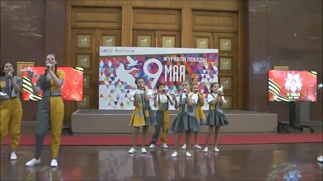 Олеся Неретина в составе шоу-группы "Нужные люди". Журавлик Мира 09 05 2021 г Музей Победы смотреть онлайн