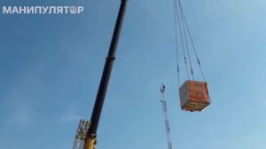 Выгрузка кирпичей на стройку