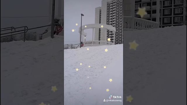 🎶 Катания с горок. Доченька очень любит кататься на ледянке. В Москве. смотреть онлайн