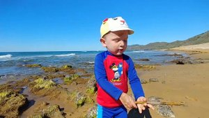 В поисках ракушек в Cala de las Piedras