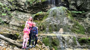 Вместе с Дашей и Богдашей мы сходили на Лунный водопад и прогулялись по узкоколейке в Гуамском ущель