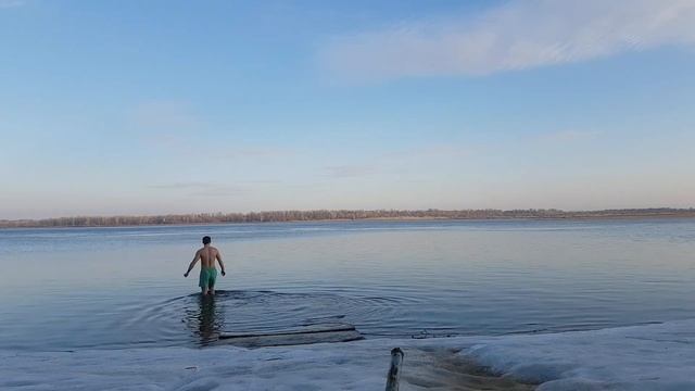 Закаливание организма. Утренняя здоровая привычка. Купаемся на Волге, лед сошел.