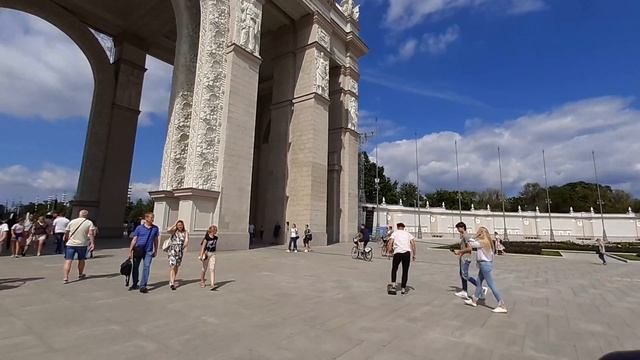 Москва 661 центральный вход в парк вднх выставка и достижения народного хозяйства летом днем