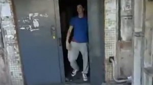 Слегка помог открыть дверь