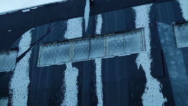 Как я метровую сосульку ломал (8.01.2022) | How I broke a meter-long icicle смотреть онлайн