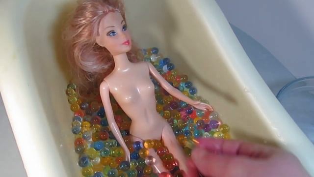 Кукла играет в ванне с шариками орбиз смотреть онлайн