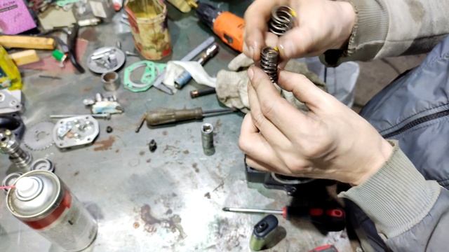 Продолжаю сборку ГБЦ своего мопеда смотреть онлайн