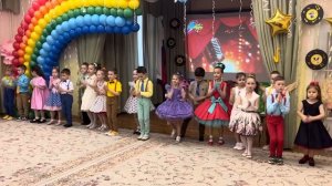 Песня «Мал по малу»» на выпускной в детском саду.