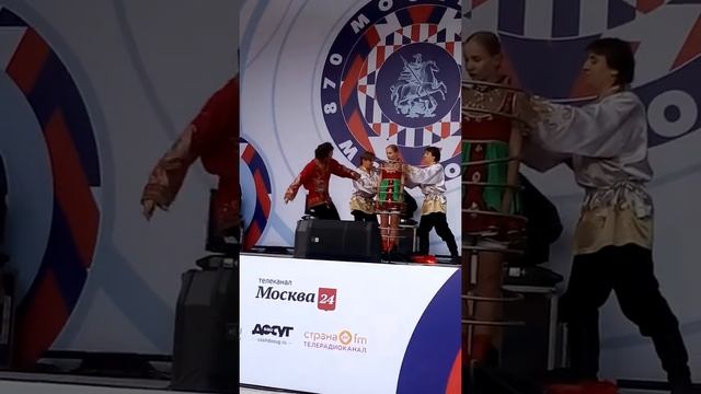 День города в Екатерининском парке.Театр иллюзий смотреть онлайн