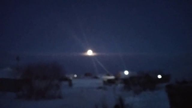 Загадочное небо и мигающий фонарь/ смотреть онлайн