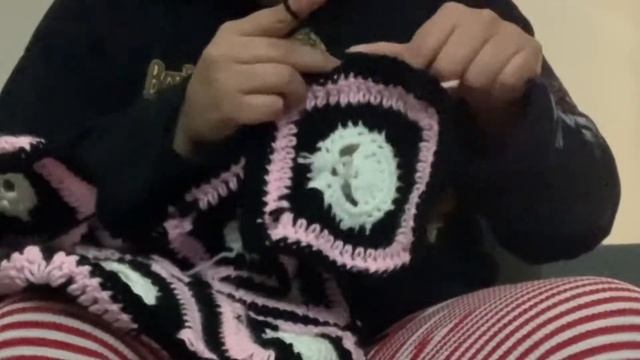 Process of a custom commission piece (using trending skull granny squares) смотреть онлайн