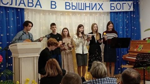 молодёжь церкви "Преображение" г.Симферополь , "Я знаю Бога Живого" . в церкви "Верхнесадовое"