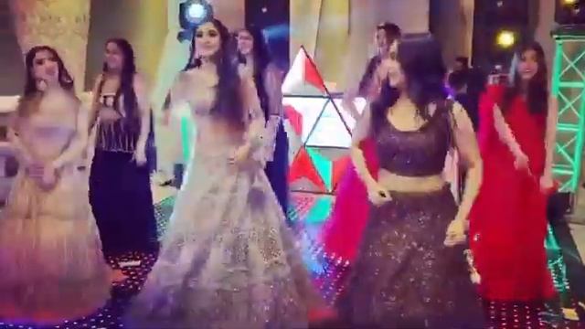 We saved you a seat to see this cheer-inducing bride squad performance of "Jalebi baby"💃 смотреть онлайн