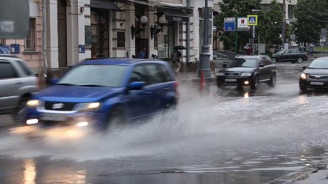 Лужа на Петровке возле ЦУМа смотреть онлайн