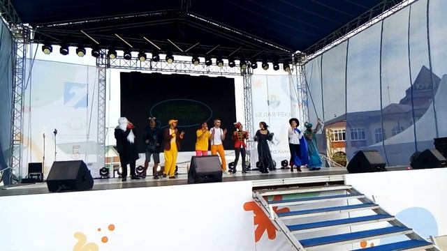 Длинноволосый 43-летний тенор мужчина-Мы команда!Театр Страна чудес!Финальная песня! смотреть онлайн